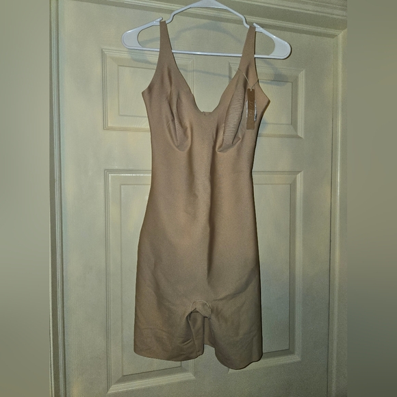 NWT SKIMS Body Unlined Plunge Mid Thigh Bodysuit - Picture 5 of 8